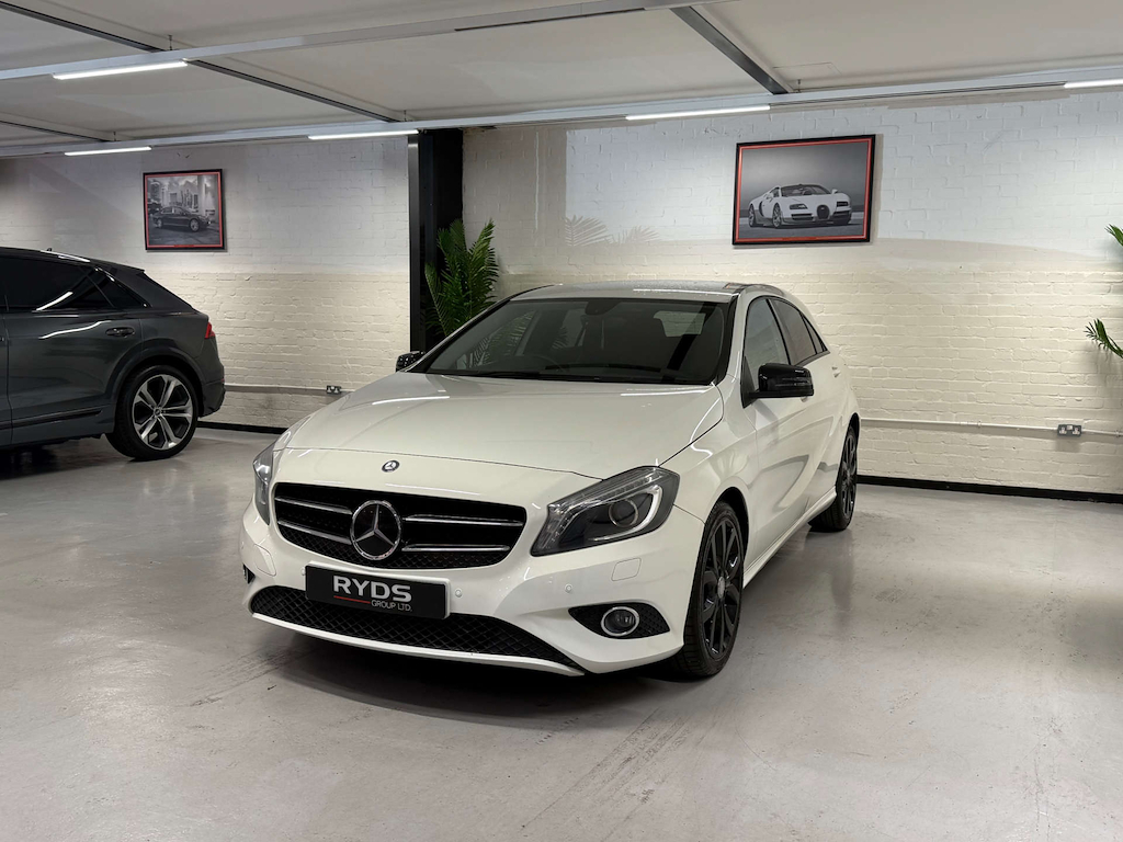 Mercedes-Benz A Class 1.6 A200 Blueefficiency Sport Hatchback Red #3