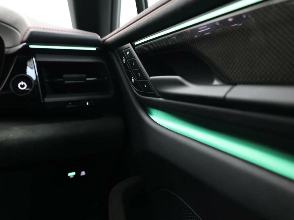 Porsche Macan Base #40