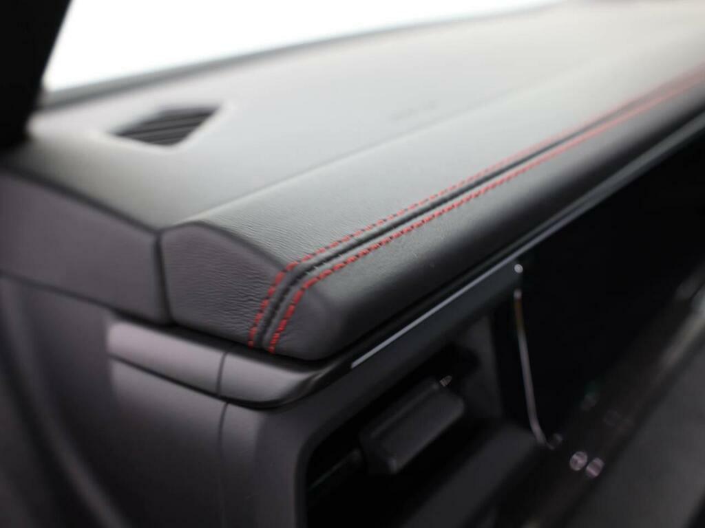 Porsche Macan Base #24
