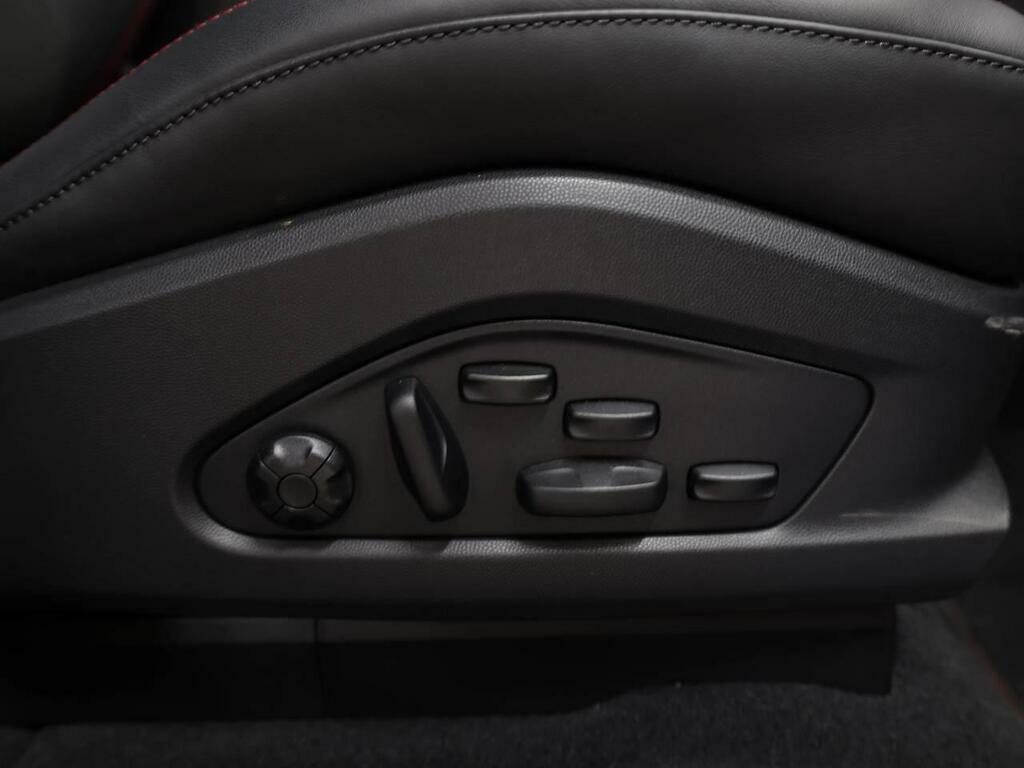 Porsche Macan Base #64