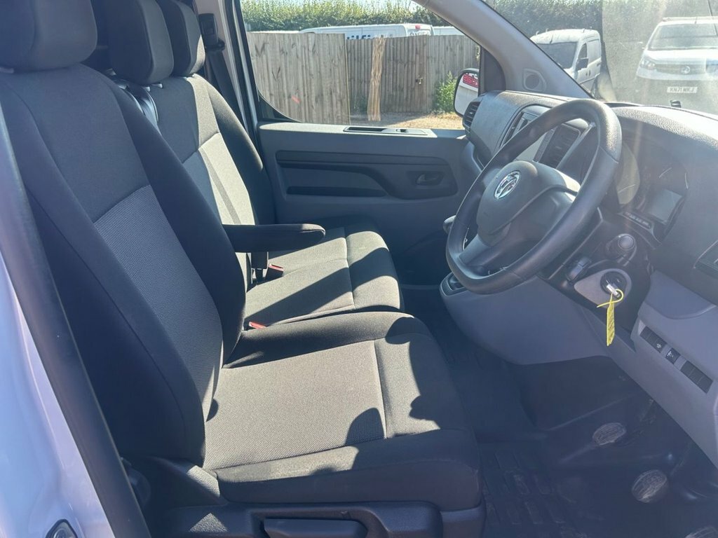 Vauxhall Vivaro 1.5L Dynamic 6Dr DP22AHY White #6