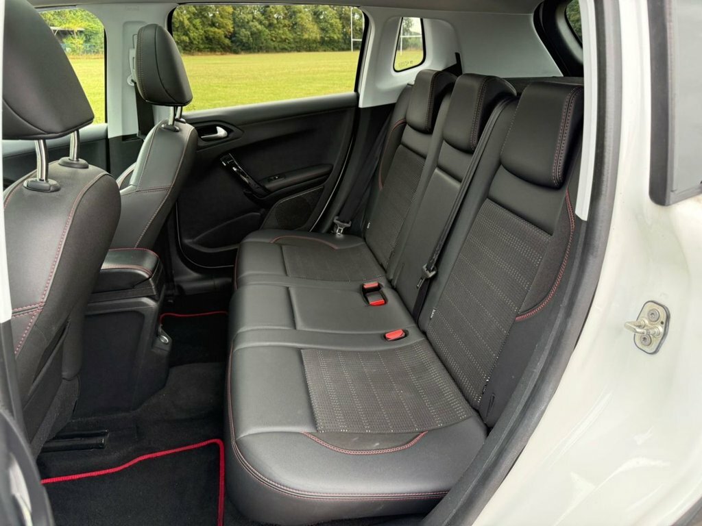 Peugeot 2008 1.2 Puretech 110 Gt Line Black #32