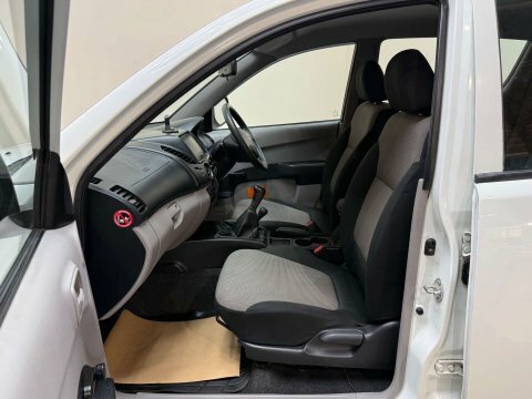 Mitsubishi L200 2.5 L200 4Work SE15GMG White #4