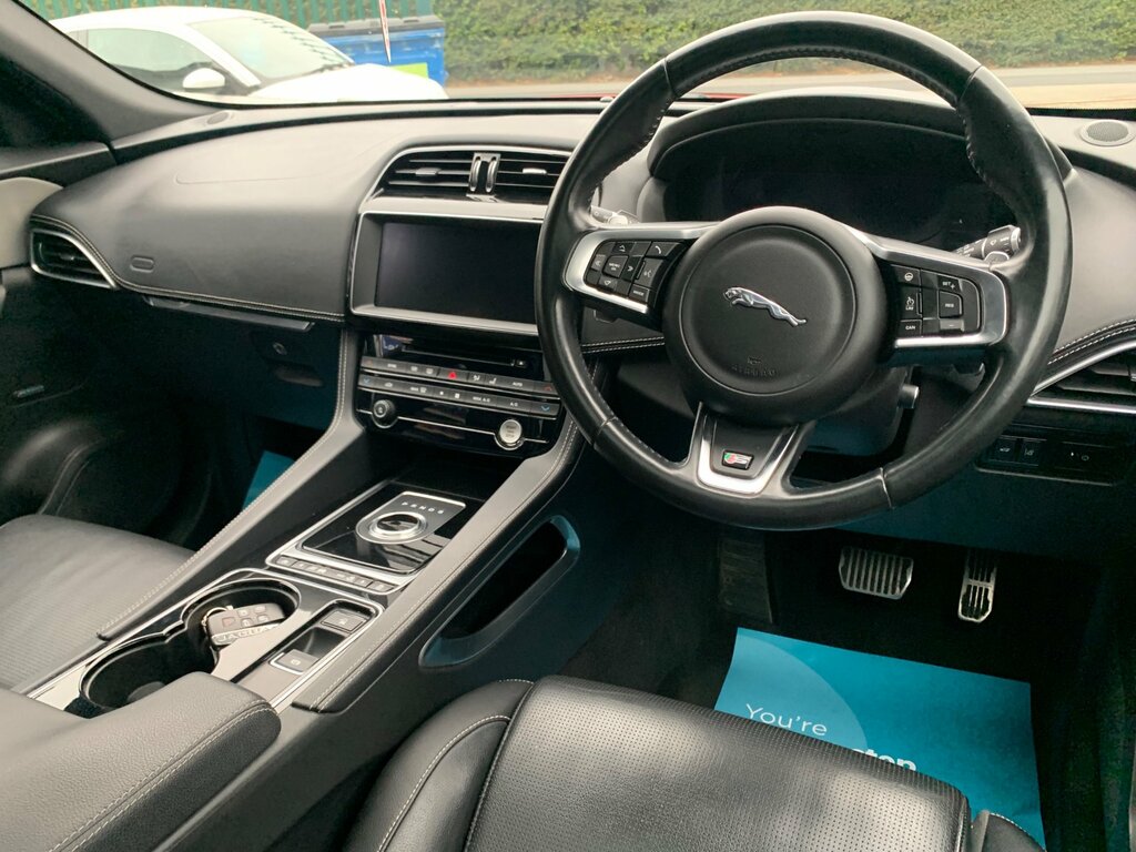 Jaguar F-Pace Black #25