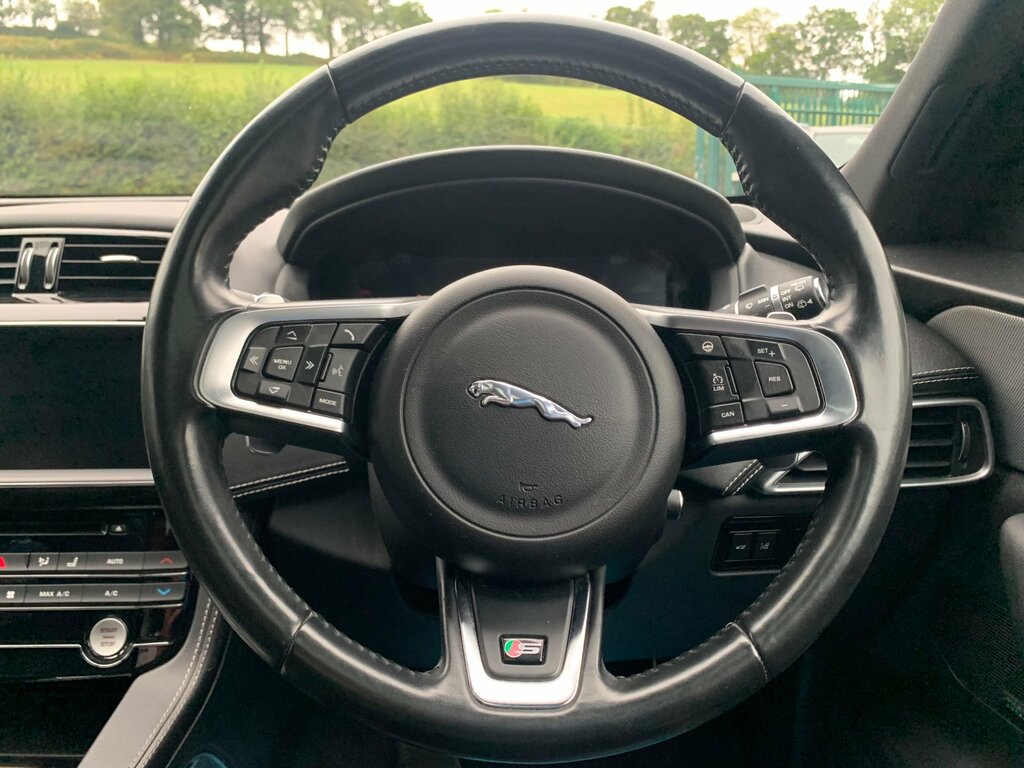 Jaguar F-Pace Black #20