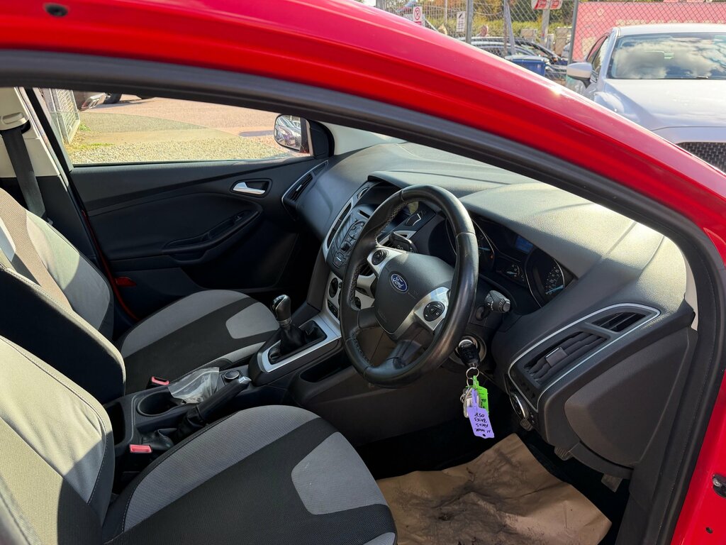 Ford Focus 1.6 Zetec Hatchback Euro 5 105 BK63OGB Red #3