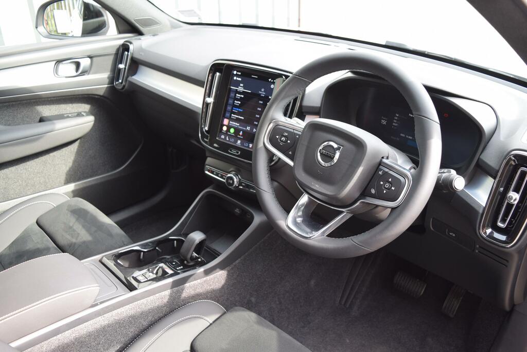 Volvo XC40 2.0 B4p Plus Dark RF25NRL White #3