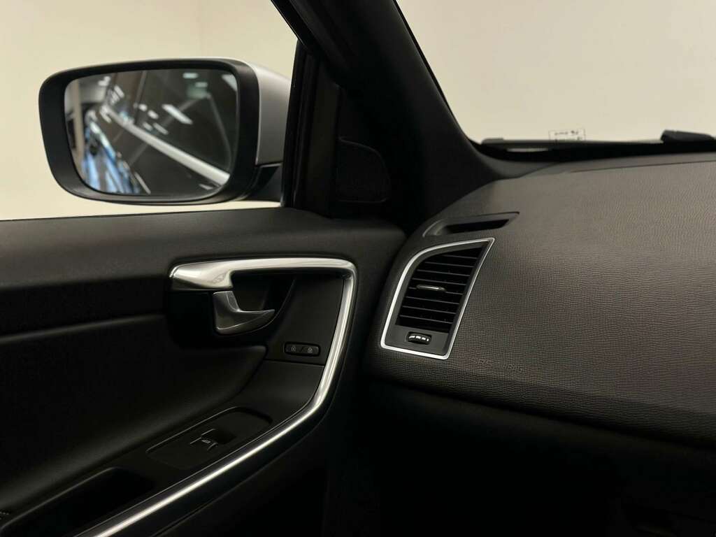 Volvo XC60 2.4 Xc60 R-design Luxury Nav D5 Awd 4Wd Grey