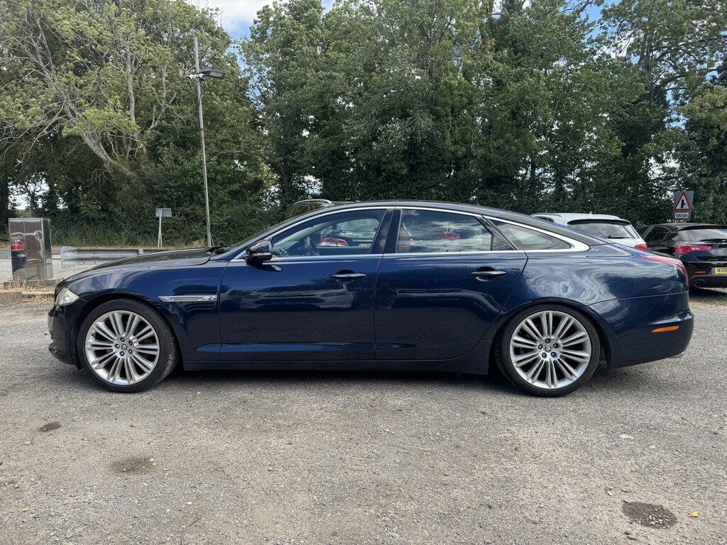Jaguar XJ Saloon 3.0 D V6 Portfolio 2012 Blue #6