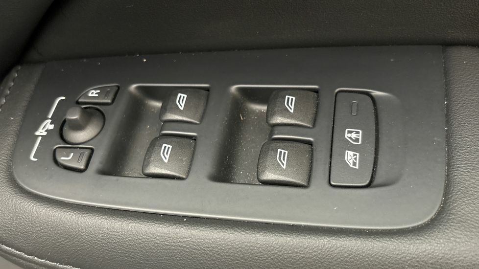 Volvo V60 Plus, B4 Mild Hybrid, Dark Theme Leather,  #25