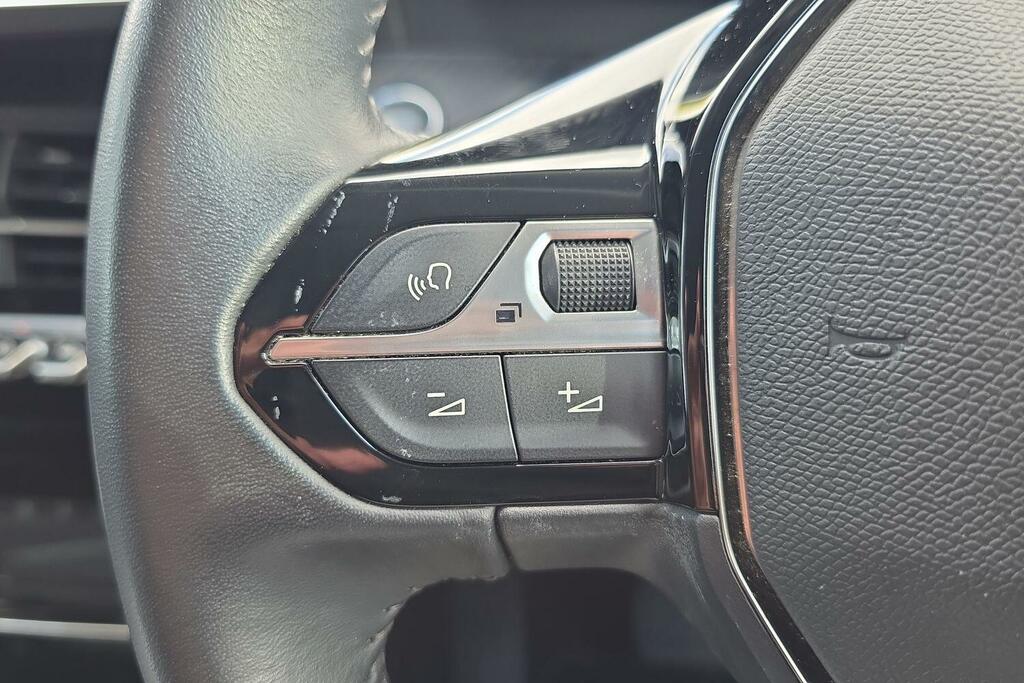 Peugeot e-2008 Automatic White #26