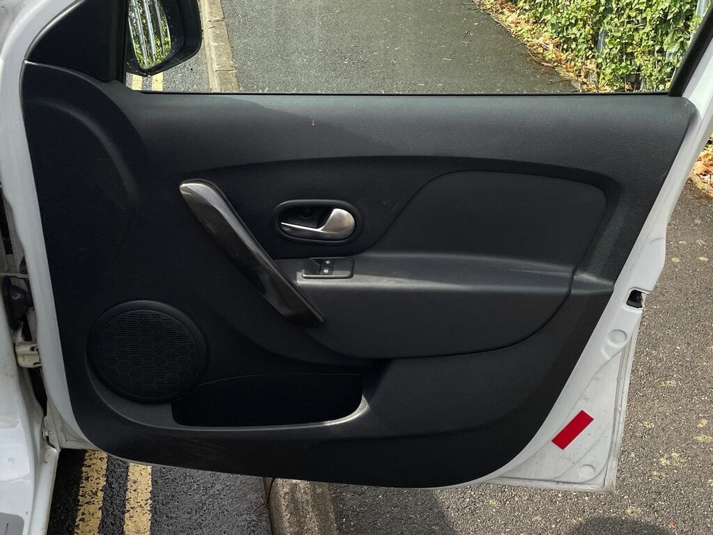 Dacia Sandero Essential White #32