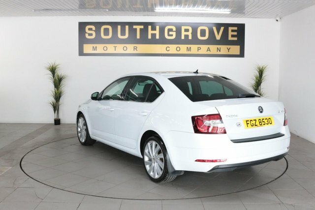 Skoda Octavia 2.0 Tdi Laurin Klement Hatchback Dsg White #4