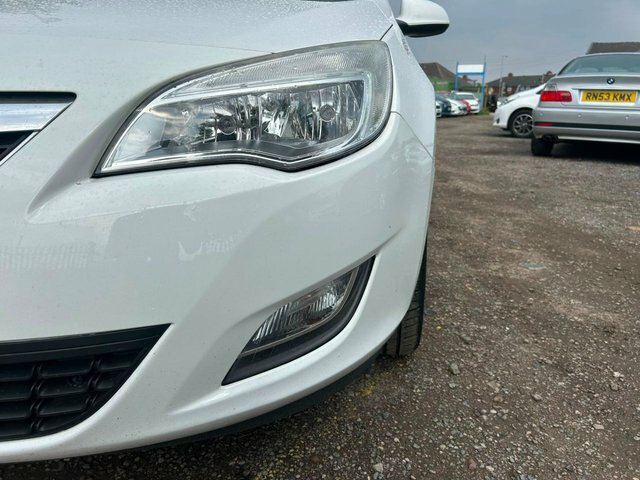 Vauxhall Astra 16V Active Hatchback LV12CAU White #6