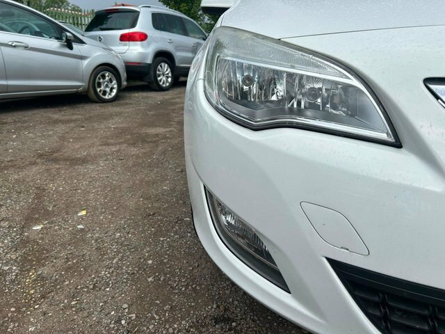Vauxhall Astra 16V Active Hatchback LV12CAU White #4