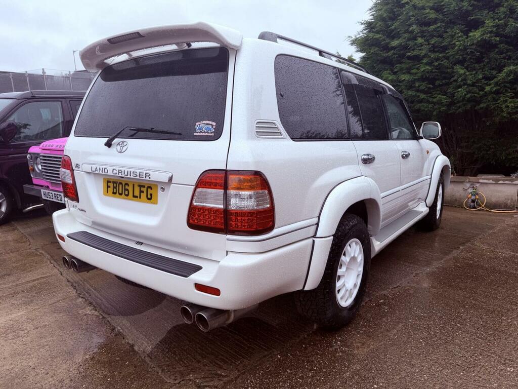 Toyota Land Cruiser Amazon Suv 4.7 V8 8 Seat 200606 White #2