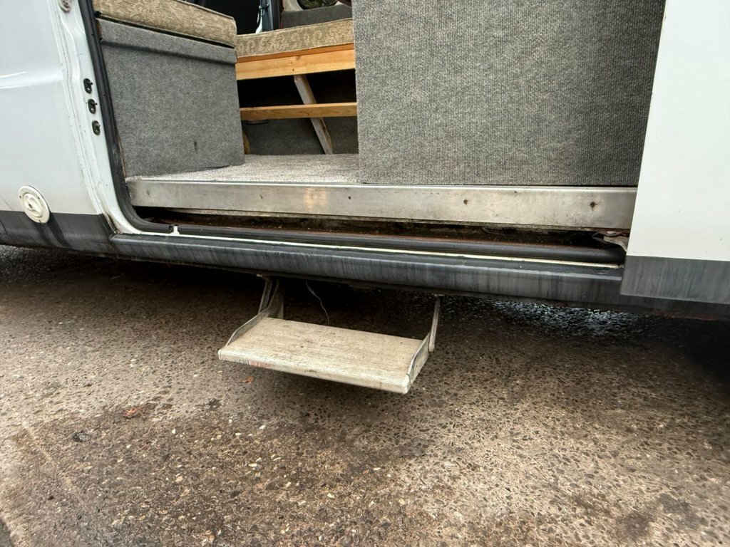 Peugeot Boxer 2.5Td Executive White #17