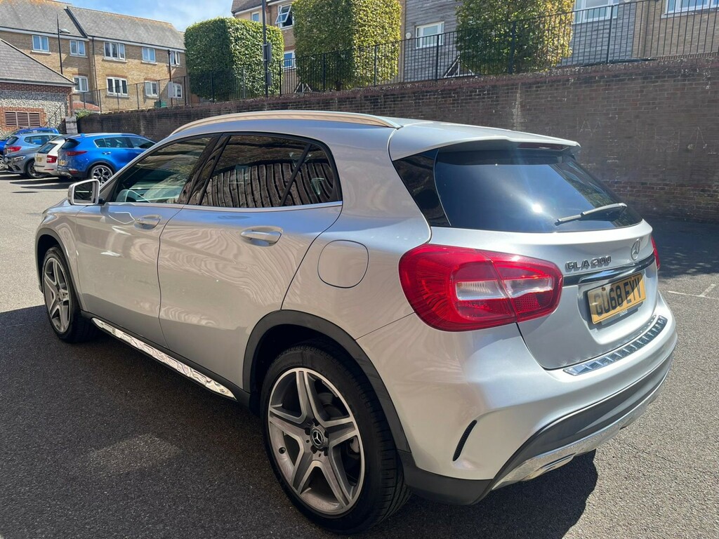 Mercedes-Benz GLA Class Suv 1.6 Gla200 Amg Line 2018 Silver #4
