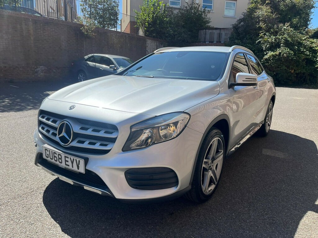 Mercedes-Benz GLA Class Suv 1.6 Gla200 Amg Line 2018 Silver #3