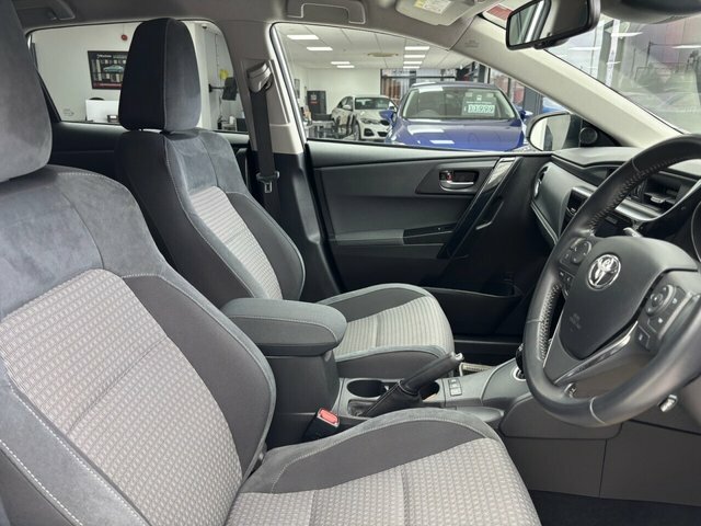 Toyota Auris Vvt-h Design Hatchback White #3