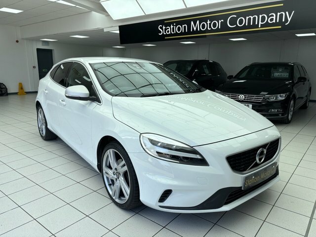 Volvo V40 D2 R-design Pro Hatchback WF66FBJ White