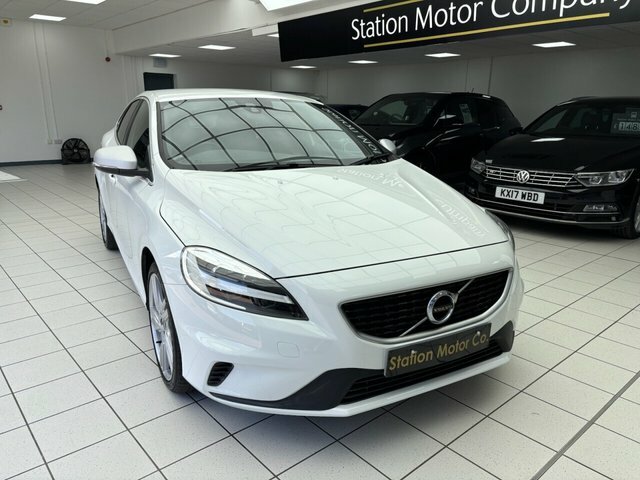 Volvo V40 D2 R-design Pro Hatchback WF66FBJ White #2