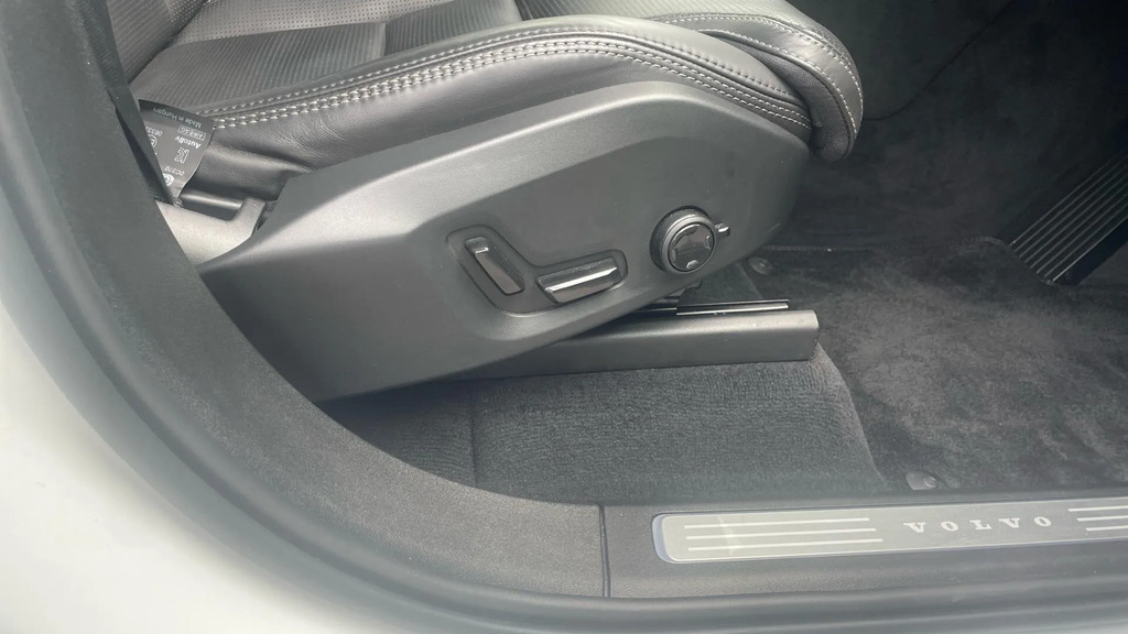 Volvo XC90 Plus Black #28