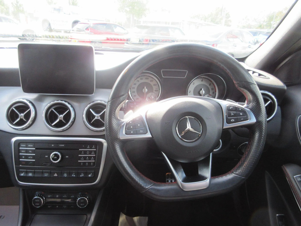 Mercedes-Benz GLA Class Gla 200D Amg Line White #17