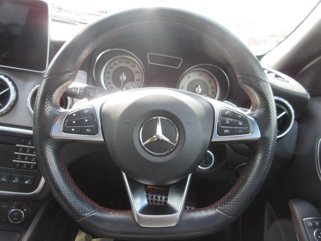 Mercedes-Benz GLA Class Gla 200D Amg Line White #18
