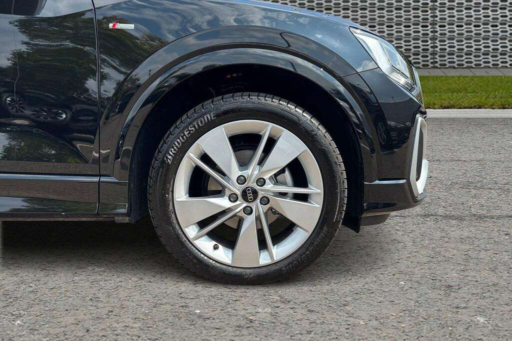 Audi Q2 35 Tfsi S Line S Tronic 2026 KS75ZWJ Black #5
