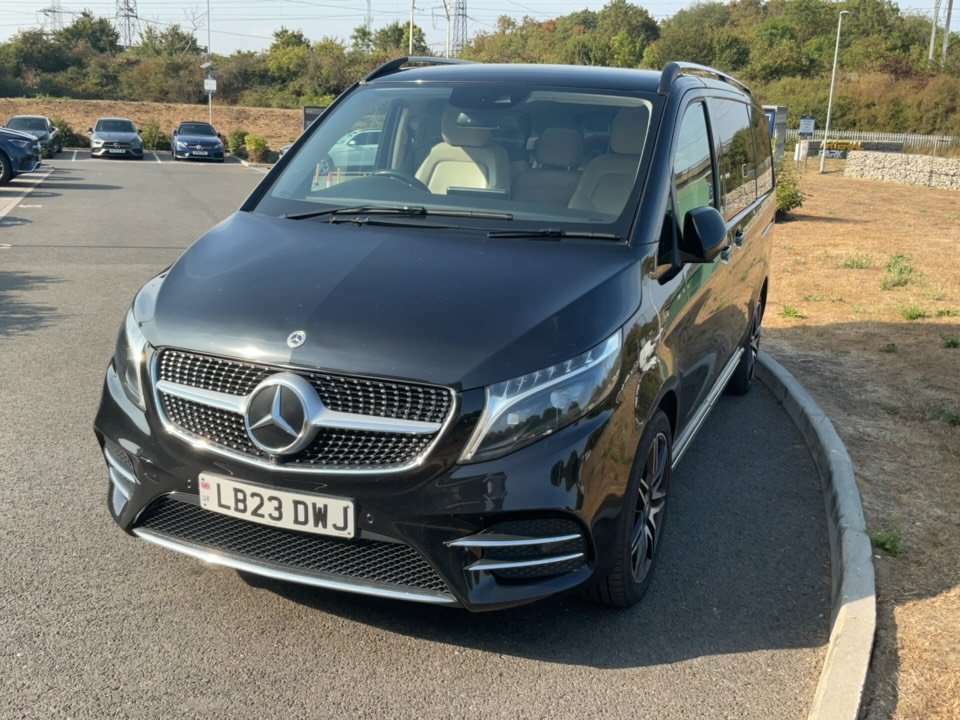 Mercedes-Benz V Class V300 D 237 Amg Line 9G-tronic Long 2023 Black #2