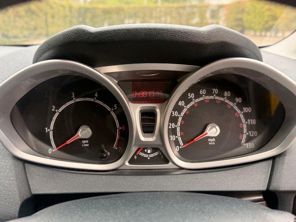 Ford Fiesta 1.25 Zetec 82 Silver #29