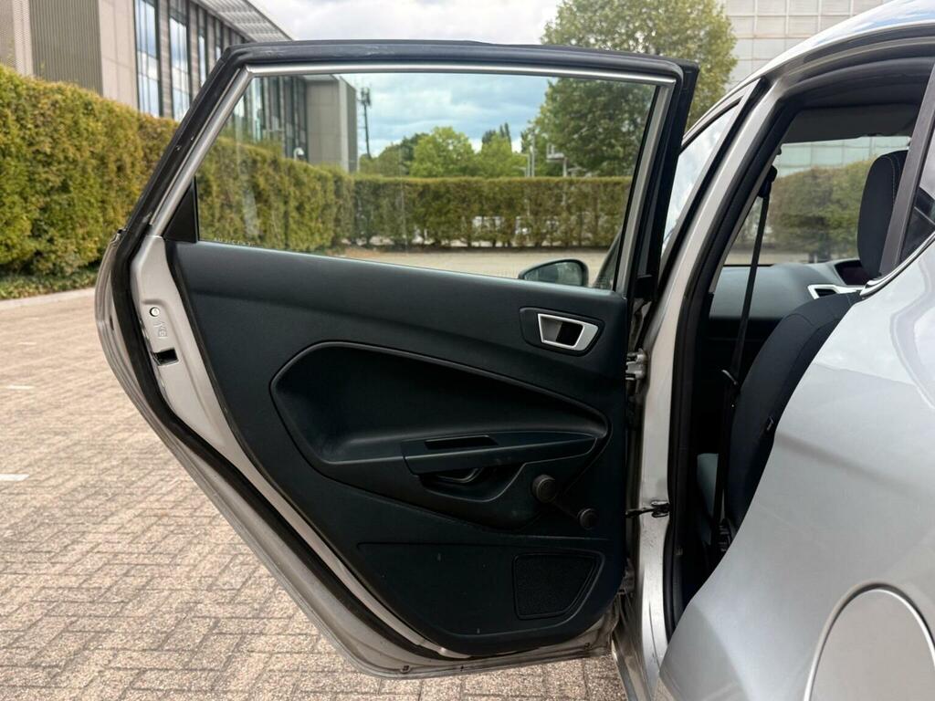 Ford Fiesta 1.25 Zetec 82 Silver #16