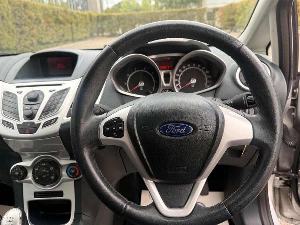 Ford Fiesta 1.25 Zetec 82 Silver #25