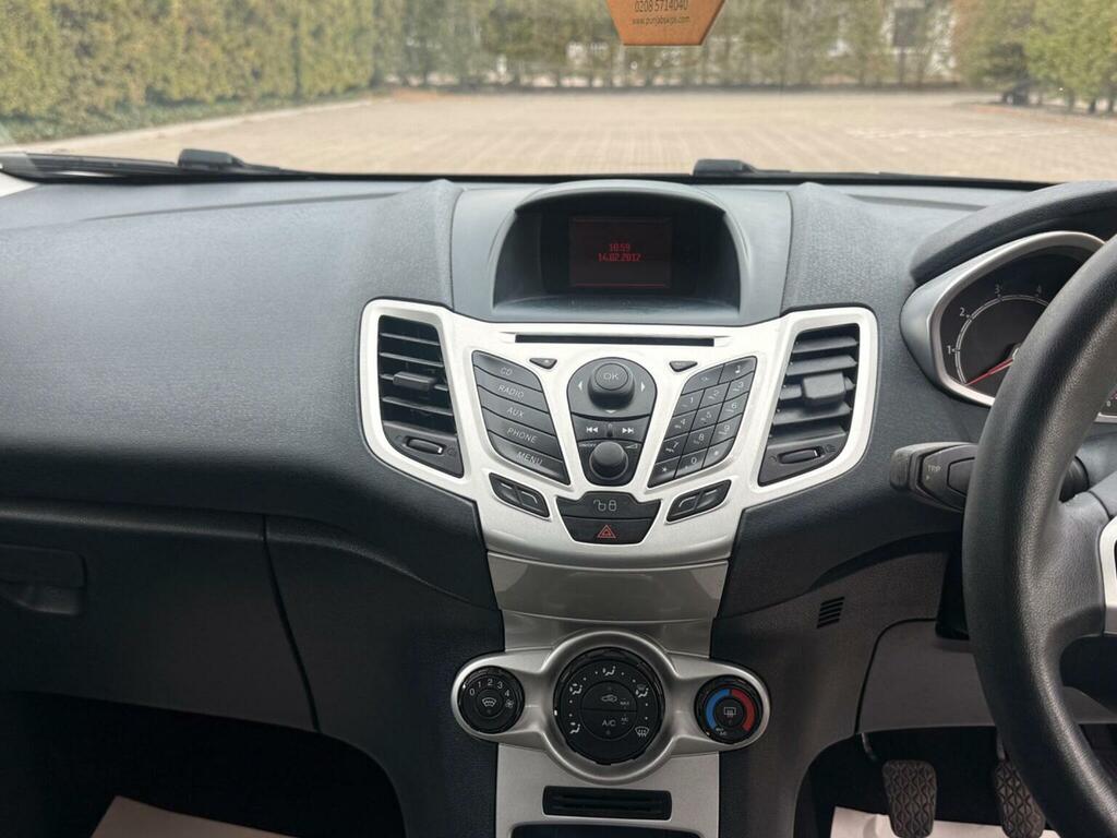 Ford Fiesta 1.25 Zetec 82 Silver #28