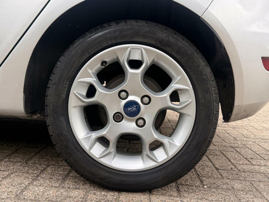 Ford Fiesta 1.25 Zetec 82 Silver #38