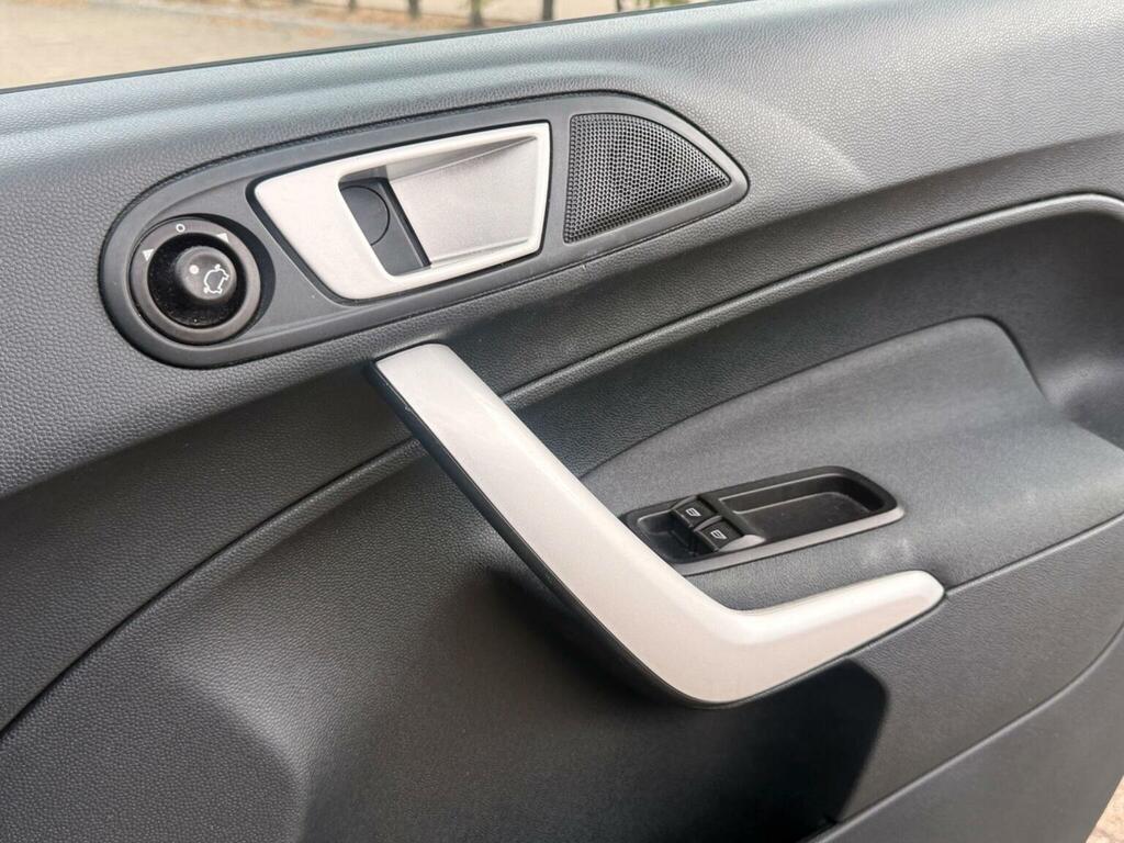 Ford Fiesta 1.25 Zetec 82 Silver #46