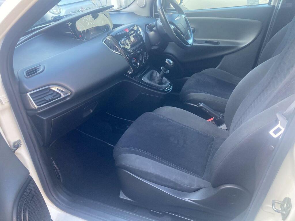 Chrysler Ypsilon 1.2 S White #17