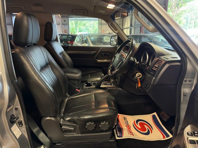 Mitsubishi Shogun  Black #7