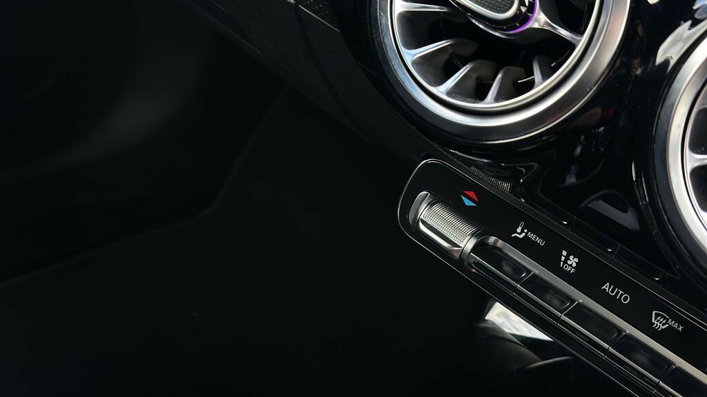 Mercedes-Benz CLA Class 180 Amg Line Premium Tip Blue #23