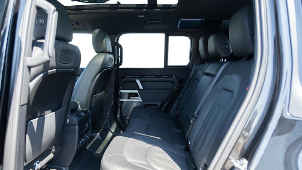 Land Rover Defender 110 3.0 D250 X-dynamic Se 110 Black #4