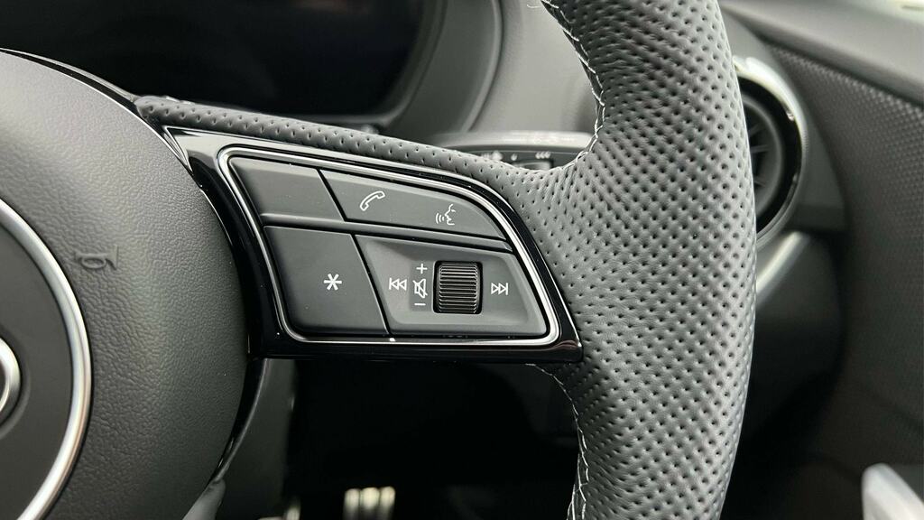 Audi Q2 Sport Black #18