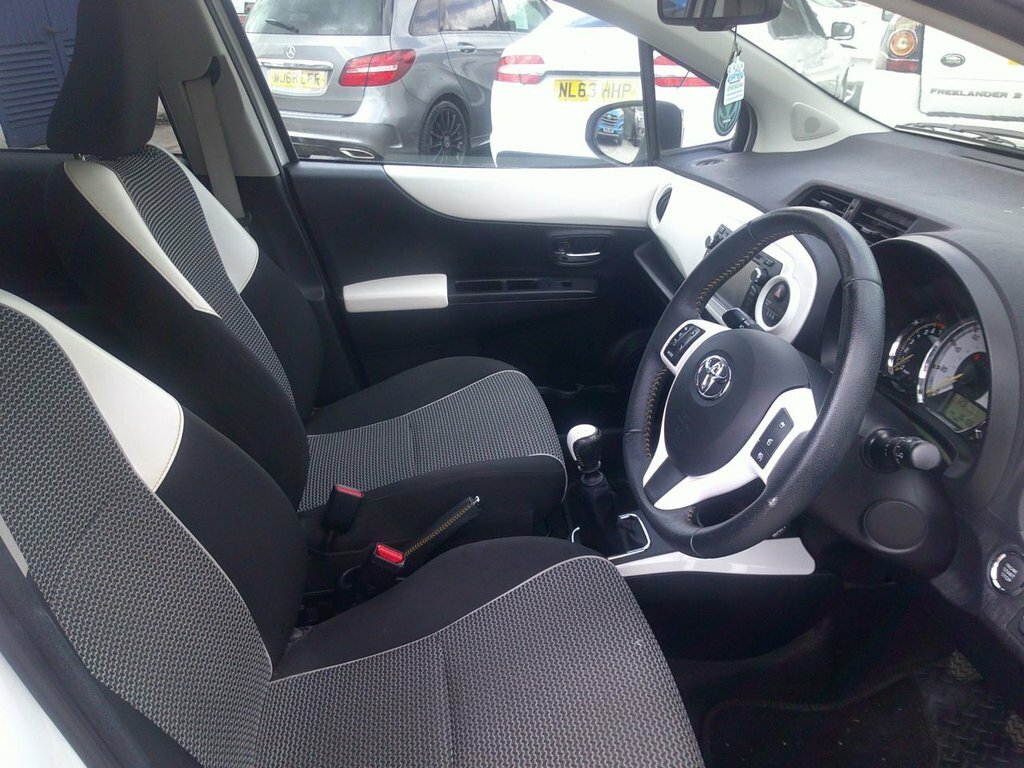 Toyota Yaris 1.3L Trend White #5