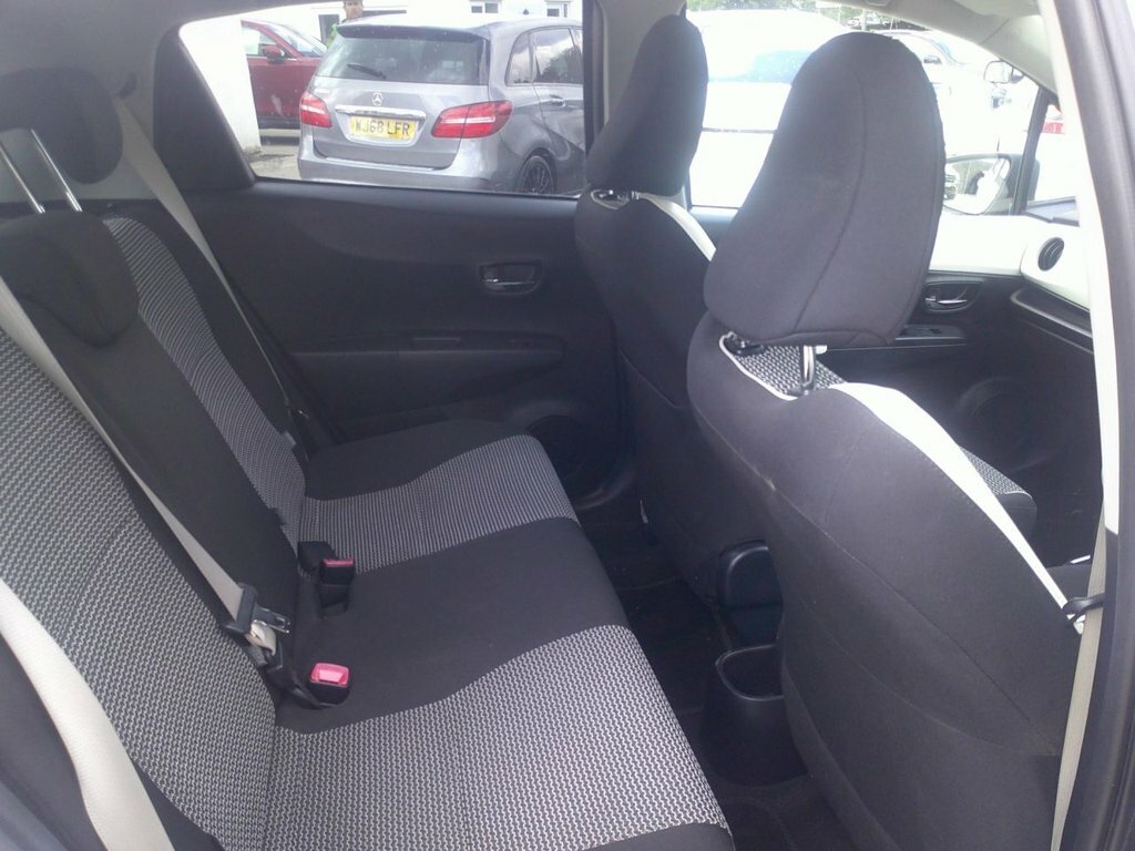 Toyota Yaris 1.3L Trend White #4
