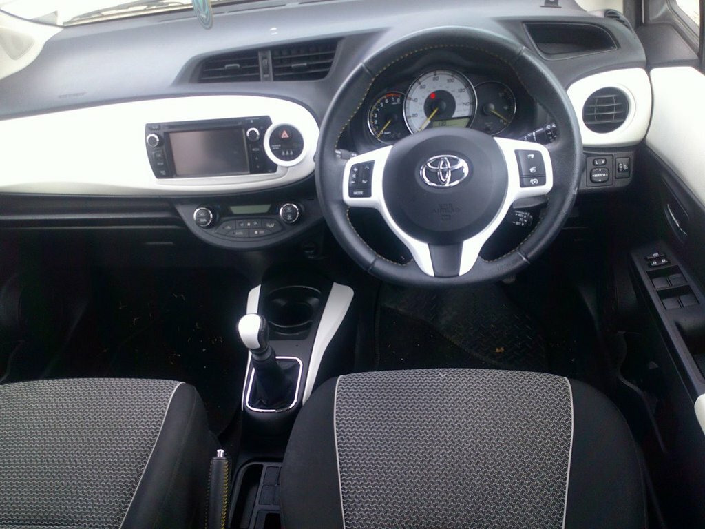 Toyota Yaris 1.3L Trend White #2