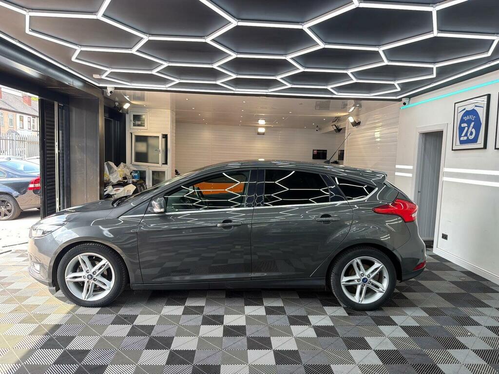 Ford Focus Hatchback 1.6 Tdci Zetec Euro 5 Ss 201515 Grey #4