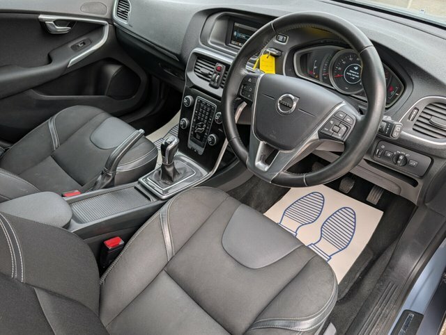 Volvo V40 T2 Momentum Hatchback SL18CVM Blue #2