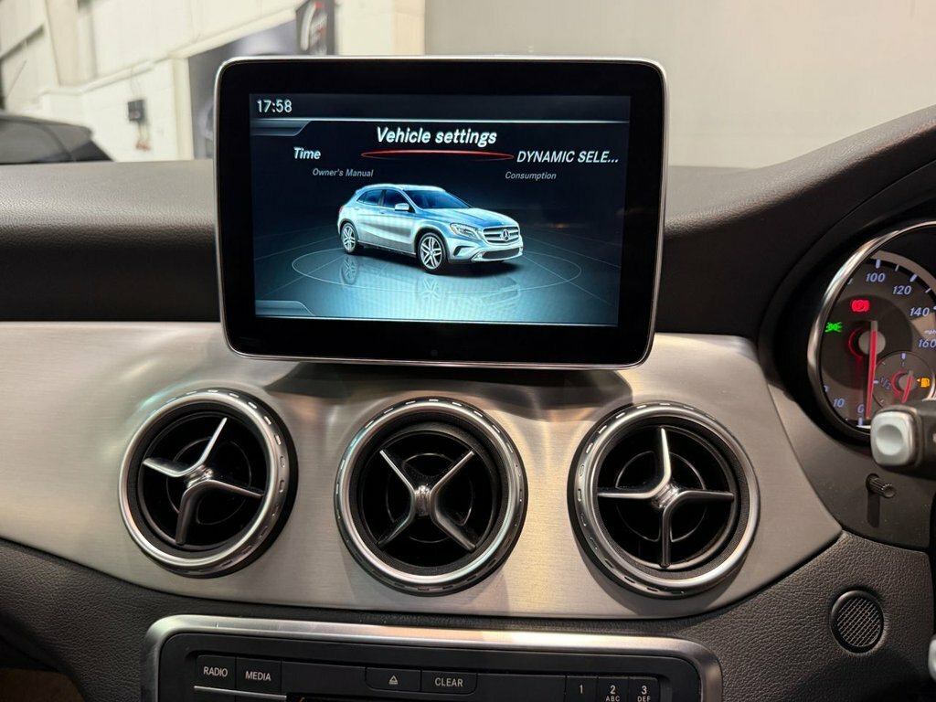 Mercedes-Benz GLA Class 200 D Amg Line Black #19