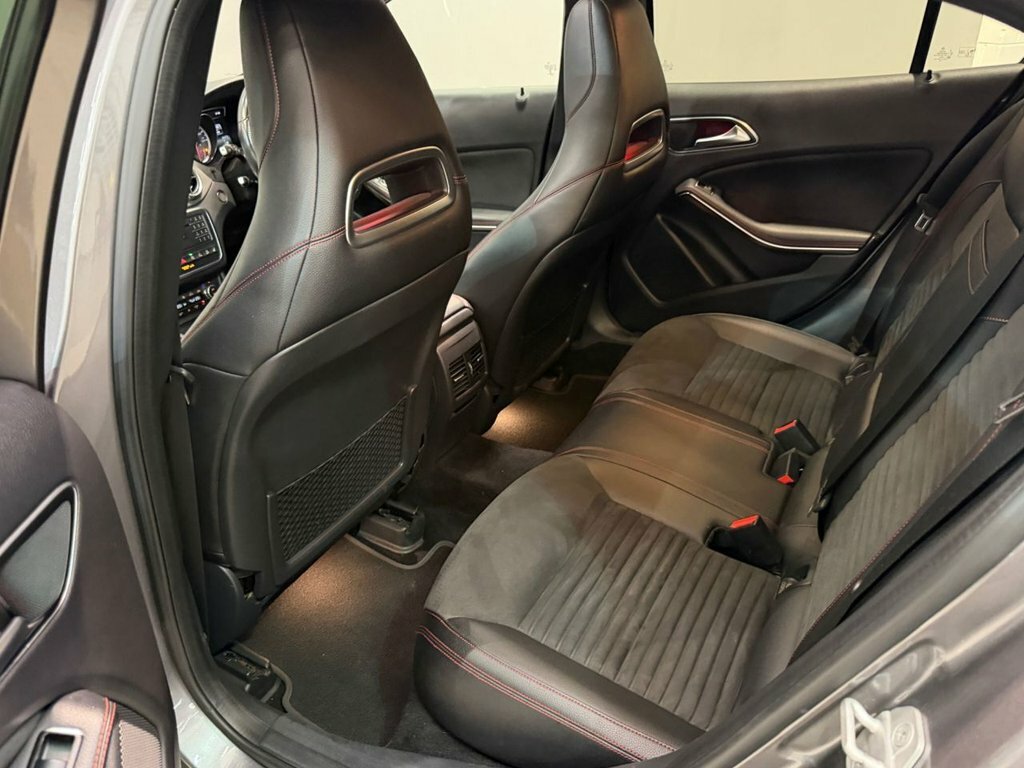 Mercedes-Benz GLA Class 200 D Amg Line Black #26