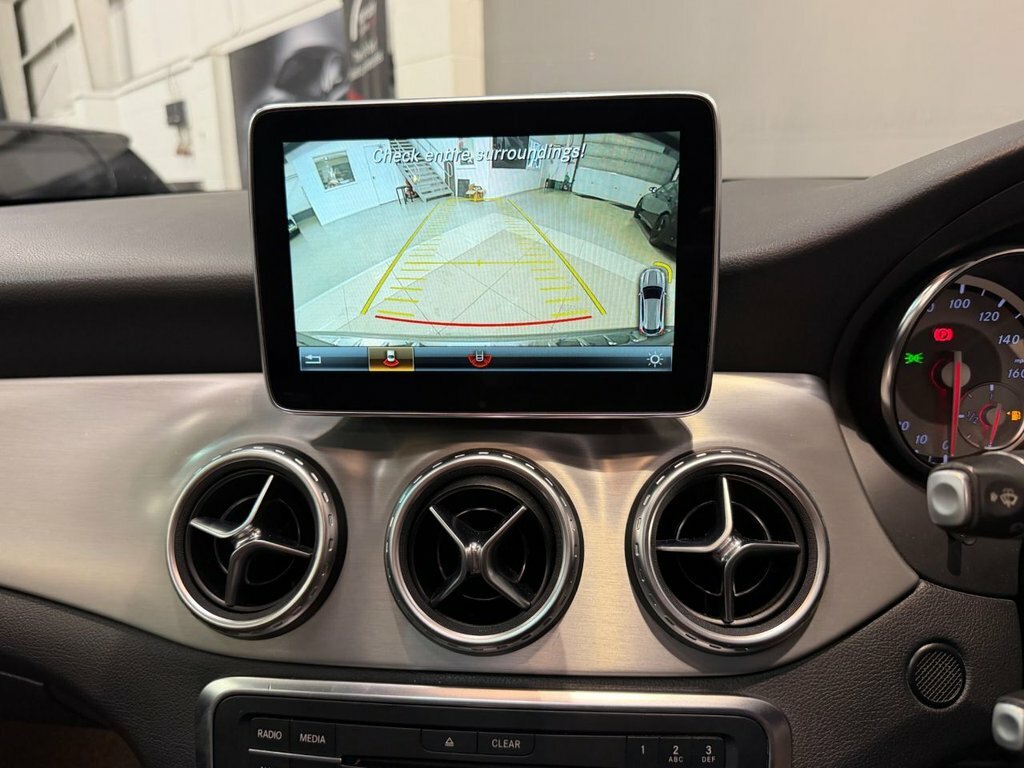 Mercedes-Benz GLA Class 200 D Amg Line Black #17